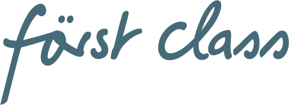Först Class Logo - Weißer Hintergrund - in Taubenblau